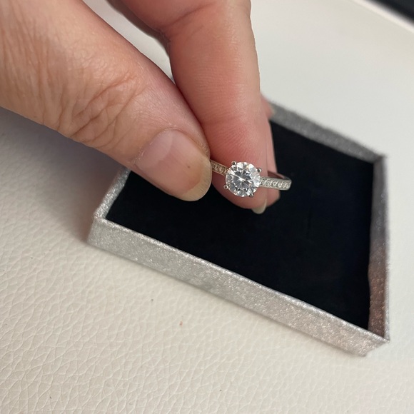 Moissanite solitaire engagement ring - Picture 5 of 8